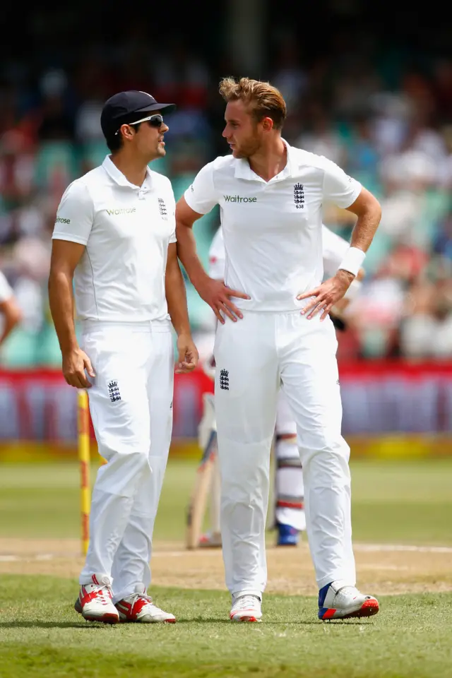 Stuart Broad and Alastair Cook of England have a chat