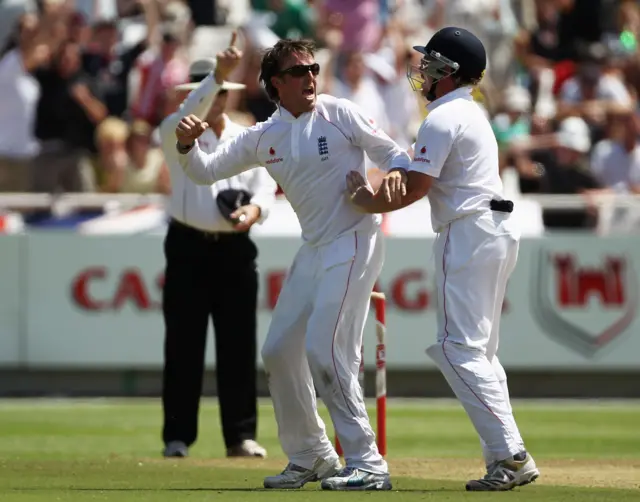 Graeme Swann celebrates the wicket of JP Duminy