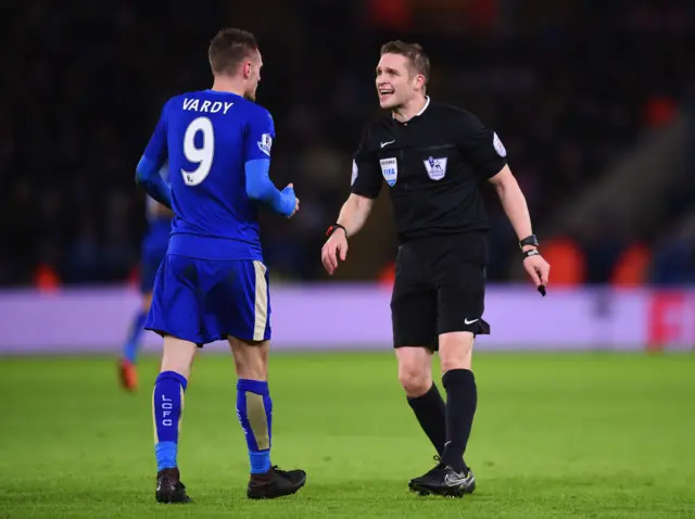 Jamie Vardy speaks with the referee