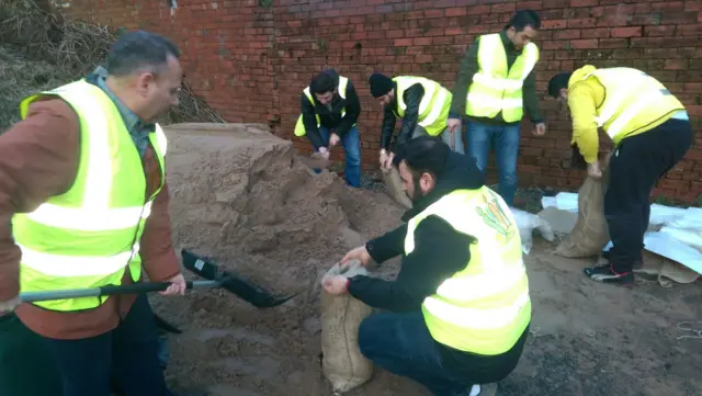 Syrian refugees help flood prevention