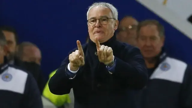 Claudio Ranieri instructs