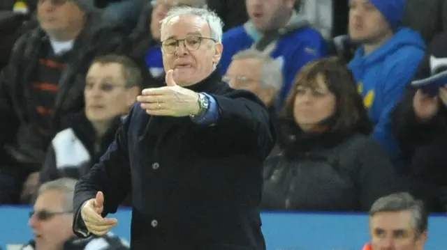 Claudio Ranieri instructs