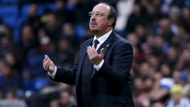 Rafael Benitez instructs