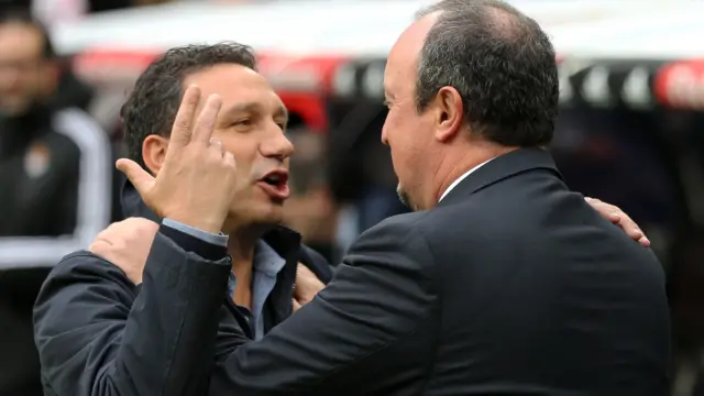 Rafael Benitez chats with Real Sociedad's coach Eusebio Sacristan