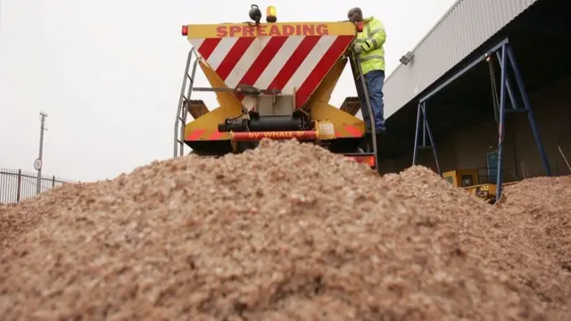 Snow gritting vehicle