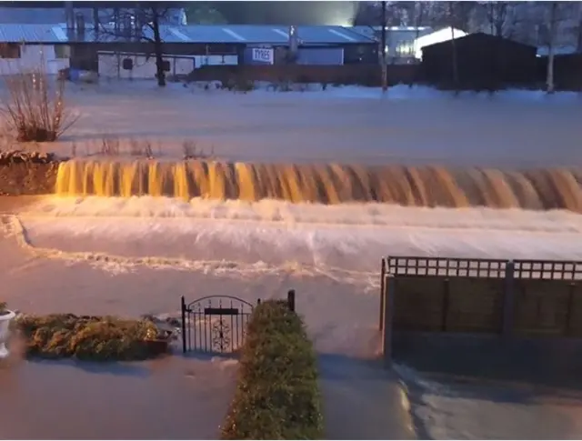 The river Great flows into gardens