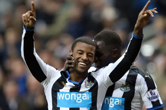 Georginio Wijnaldum celebrates