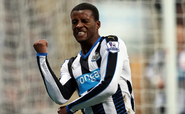 Georginio Wijnaldum celebrates