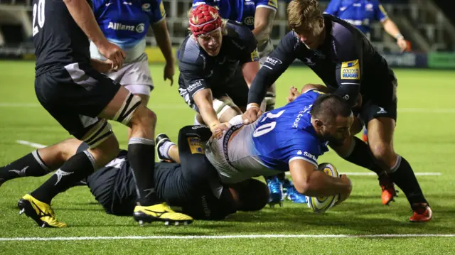 Billy Vunipola scores Saracens' fourth try