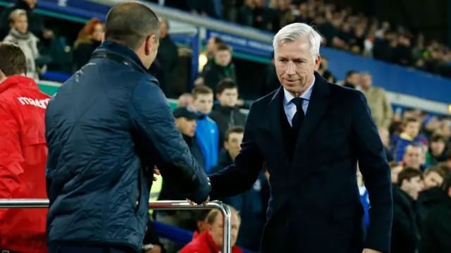 Roberto Martinez and Alan Pardew shake hands