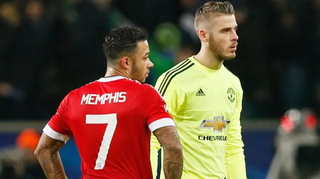 David de Gea and Memphis look dejected