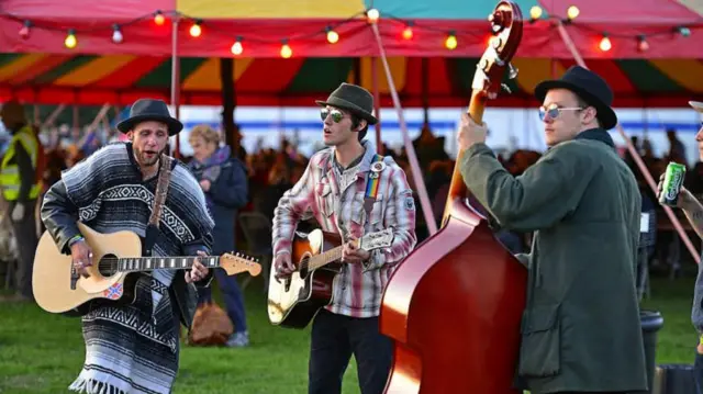 Folk Festival band