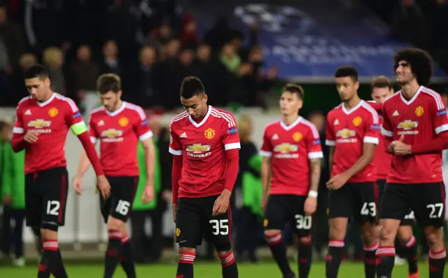 Manchester United players look dejected