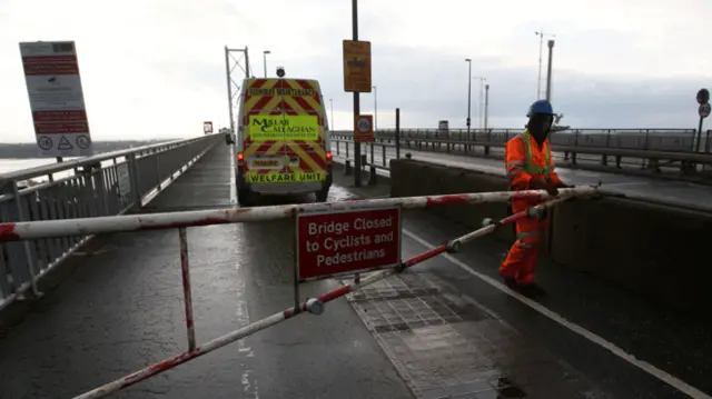 Forth Bridge closed