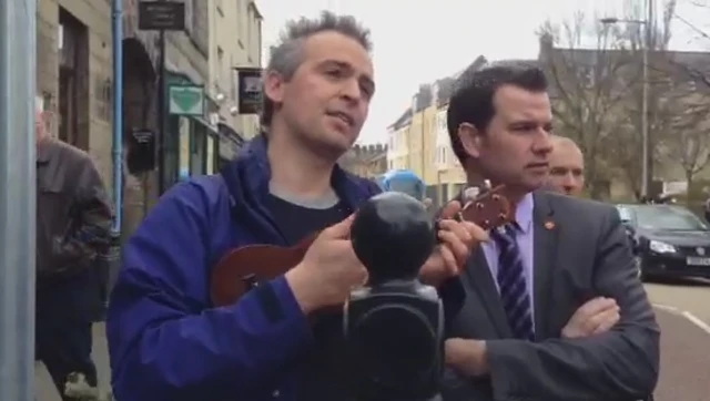 Busker sings to Cameron