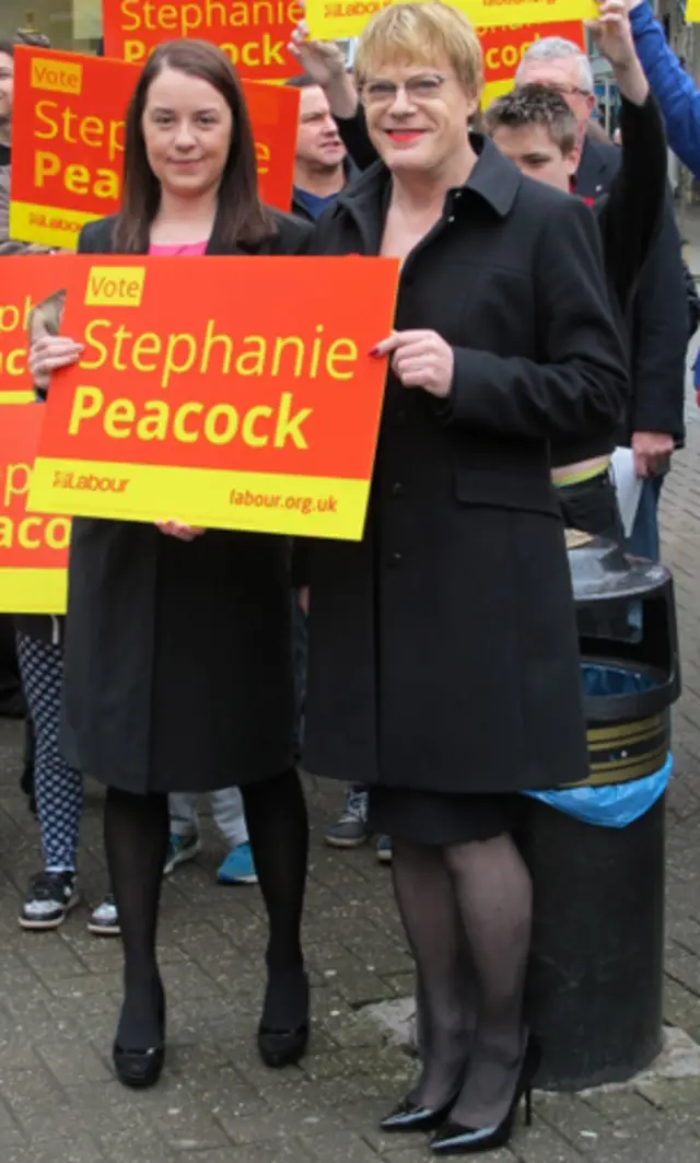 Eddie Izzard, right, with Labour's candidate for Halesowen and Rowley Regis, Stephanie Peacock in Halesowen town centre