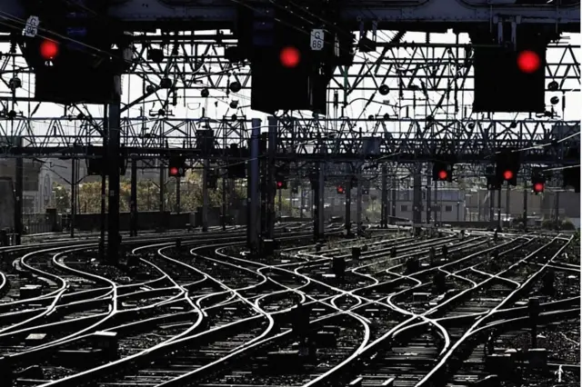 Signal lights all turned to red and lines standing empty