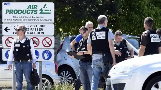 Scene outside the factory in Saint-Quentin-Fallavier