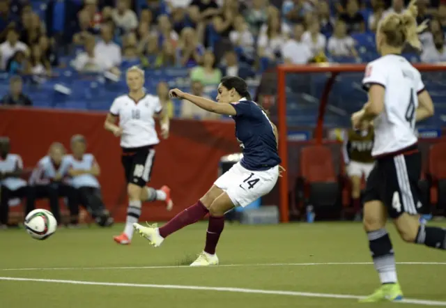 Louisa Necib shoots and score