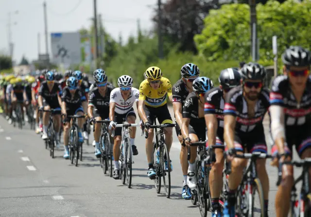 Chris Froome in the yellow jersey