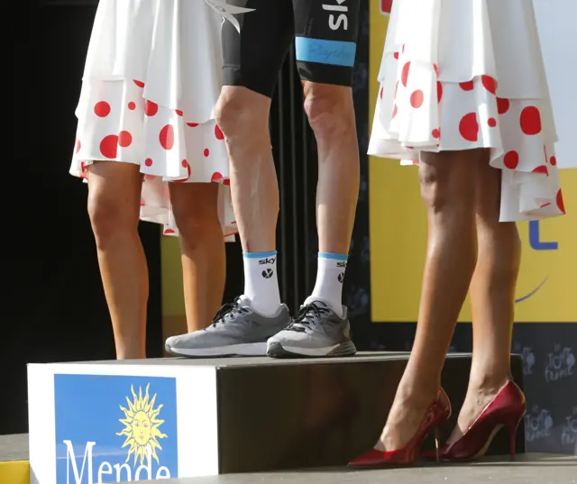 Chris Froome's legs (centre)