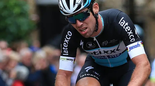 Mark Cavendish struggles