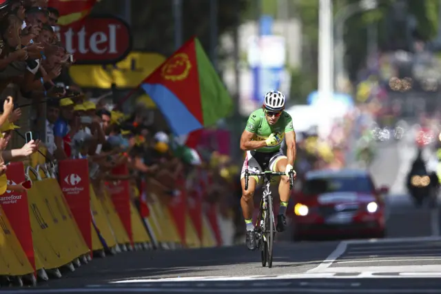 Peter Sagan crosses the line