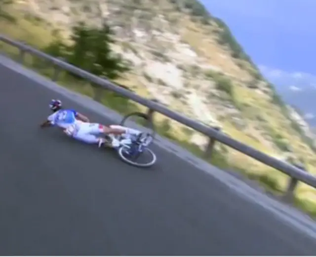 Thibaut Pinot crashes