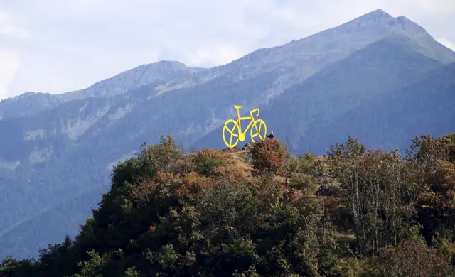 Giant yellow jersey bike