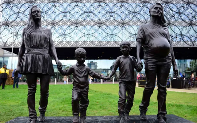 Gillian Wearing's statue Real Birmingham Family