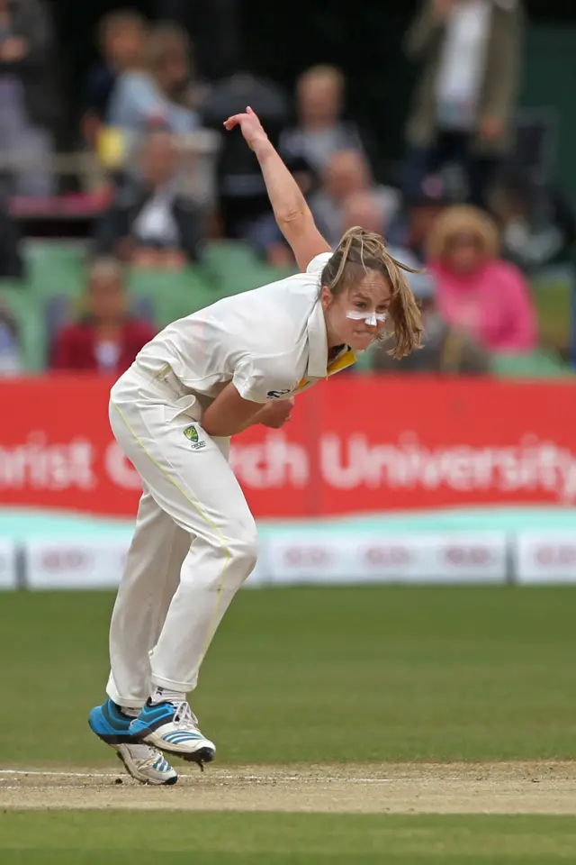 Ellyse Perry bowls