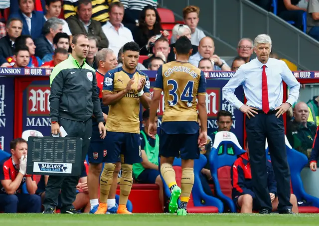 Francis Coquelin is replaced by Alex-Oxlade Chamberlain