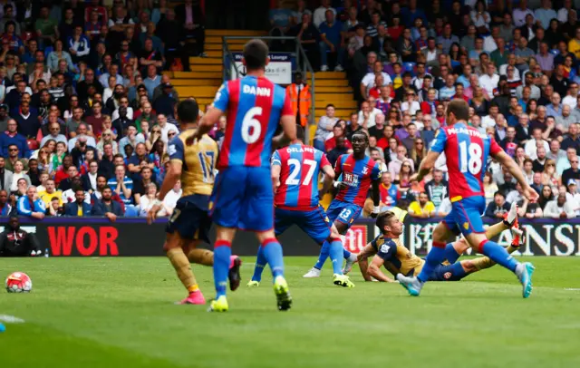 Olivier Giroud scores