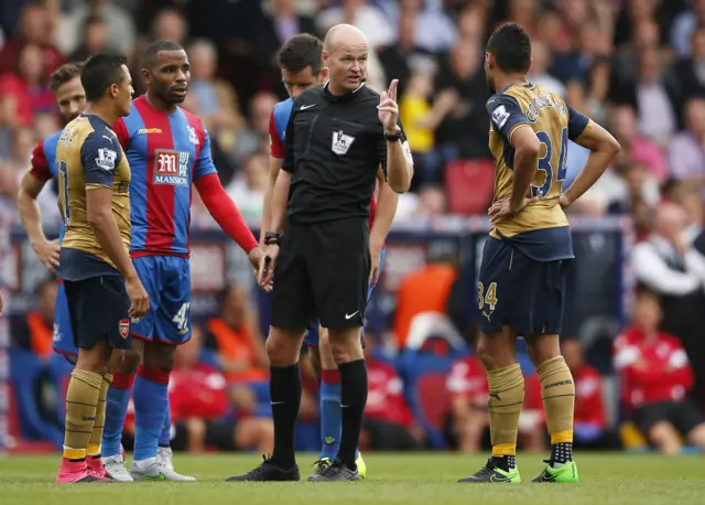 Lee Mason talks to Francis Coquelin