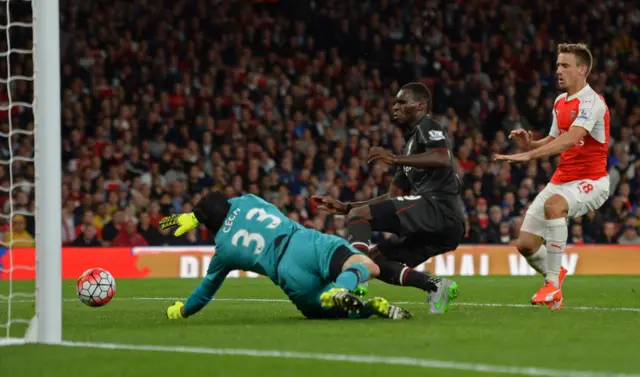 Petr Cech saves from Christian Benteke