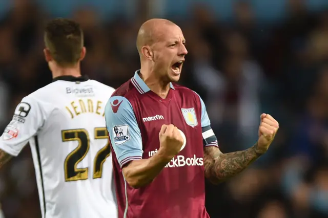 Alan Hutton celebrates