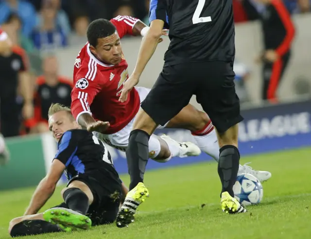 Memphis Depay goes down