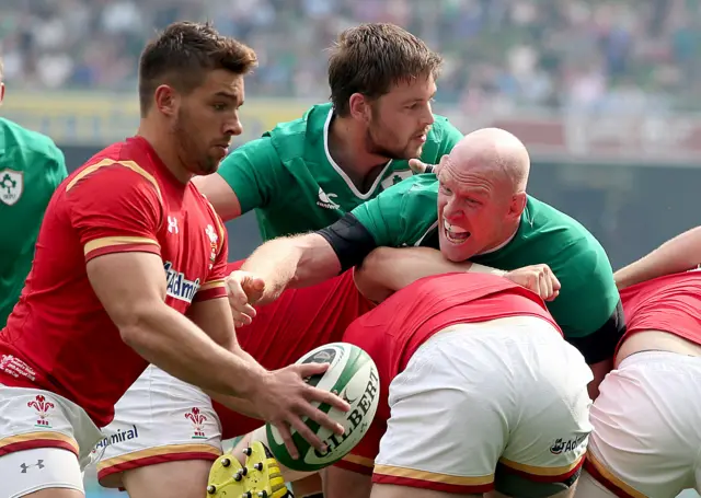 Rhys Webb atempts to escape the grasp of Paul O'Connell