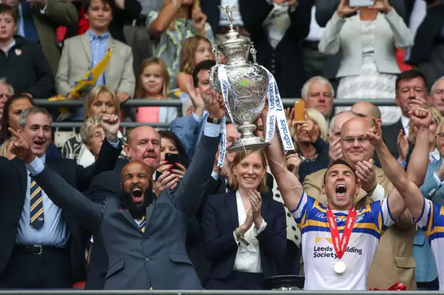 Leeds Rhinos lift Challenge Cup