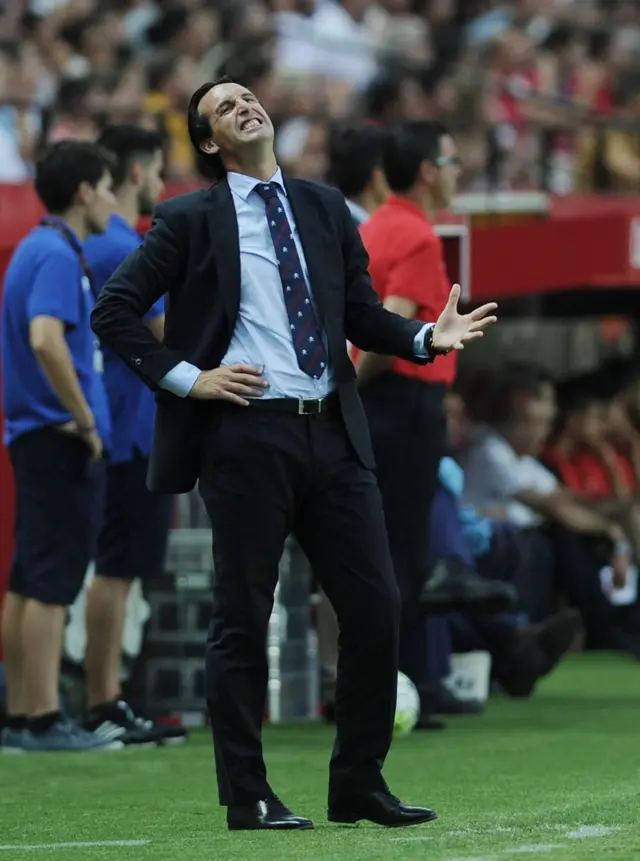 Unai Emery grimaces