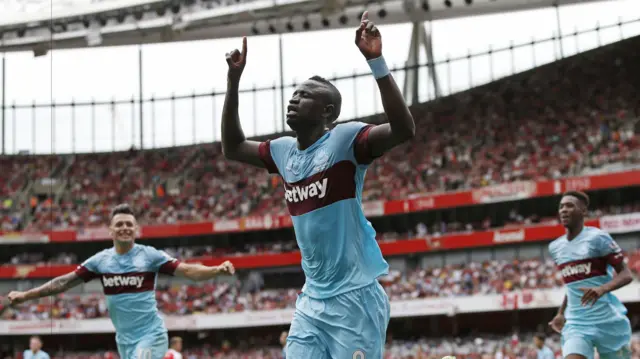 Cheikhou Kouyate celebrates