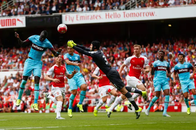 Cheikhou Kouyate scores