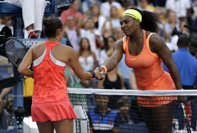 Serena Williams shakes the hand of Roberta Vinci