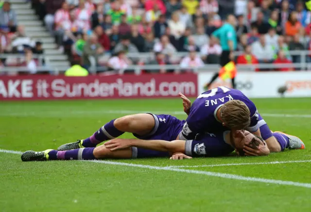 Harry Kane and Ryan Mason celebrate