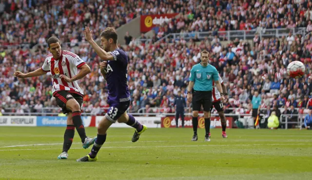 Jack Rodwell hits the crossbar