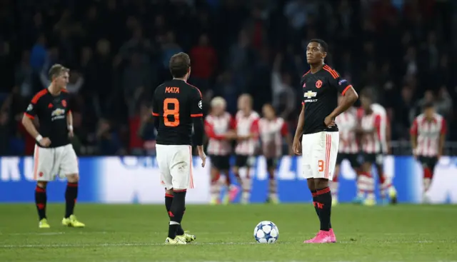 Manchester United look dejected