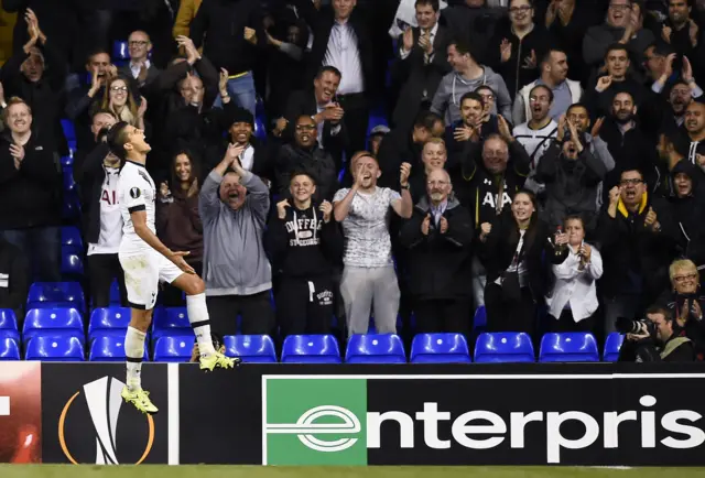 Erik Lamela celebrates