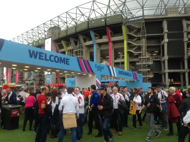 Fans flood into Twickenham