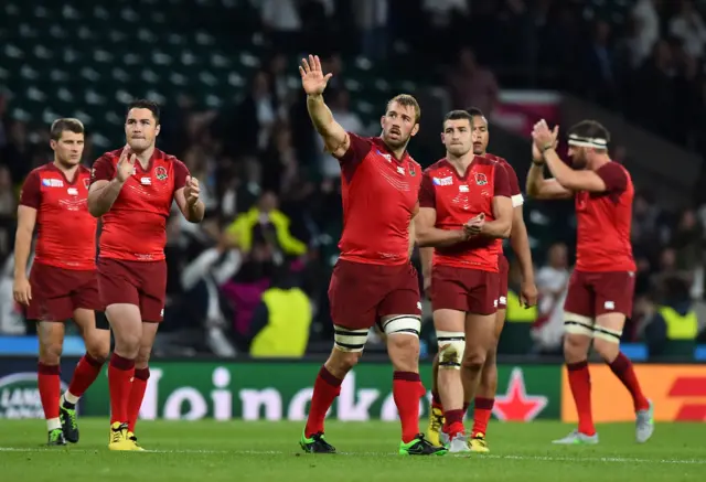 Chris Robshaw (centre)