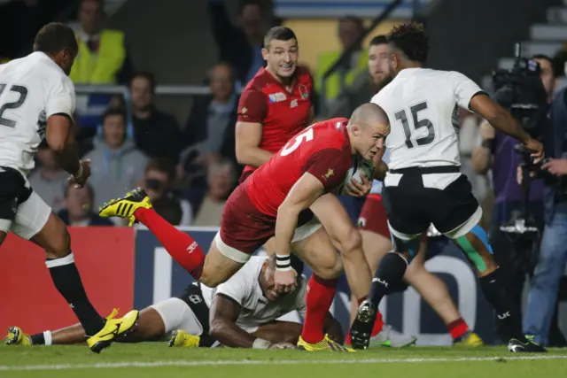 Mike Brown scores a try